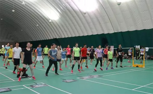 3全體參賽人員在專業(yè)教練的帶領(lǐng)下做賽前熱身運(yùn)動(dòng).jpg