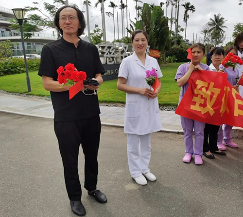 9慈銘集團(tuán)董事長胡波在海南博鰲向援鄂醫(yī)護(hù)人員致敬.jpg